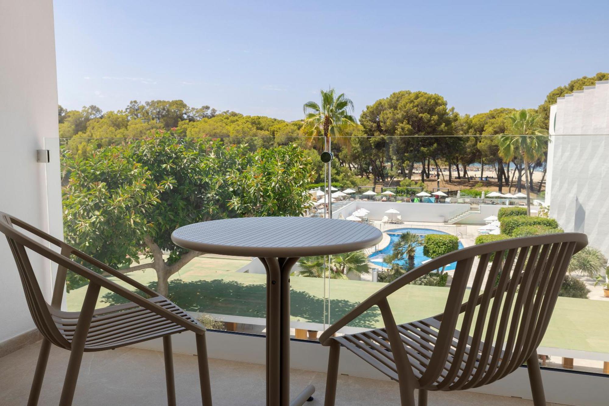 Zweibettzimmer mit Balkon und eingeschränktem Strandblick